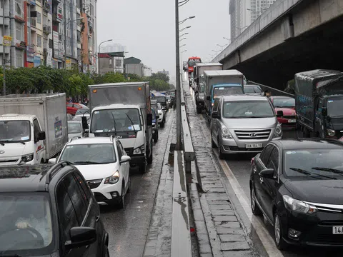 Xe cộ nhích từng mét trong ngày Hà Nội mưa rét