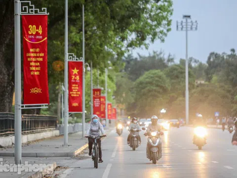 Nới lỏng 'cách ly', Hà Nội tưng bừng cờ hoa chuẩn bị đón ngày lễ lớn