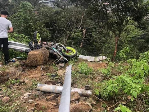 Bốn người tử vong sau vụ ôtô va chạm xe máy, lao xuống vực sâu 200m