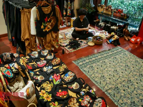 Cận cảnh những chiếc khẩu trang trị giá nửa triệu đồng