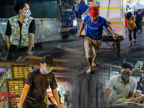 Người lao động vui vẻ kéo hàng trong đêm tại chợ hoa quả đầu mối