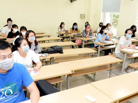 Sinh viên trở lại trường: Nơi ngồi cách 1,5m, chia ô chỗ ngồi, nơi ùn ùn vào lớp