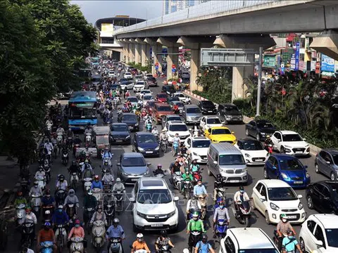 Đường phố Hà Nội sáng đầu tuần ken đặc phương tiện giao thông