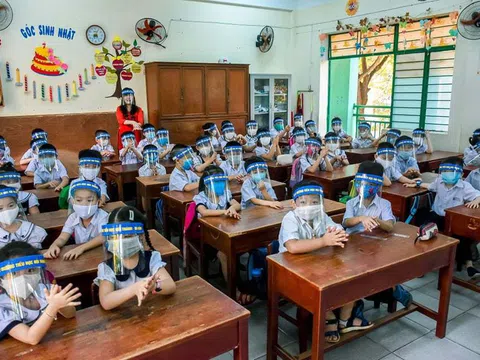 Nguy cơ cận thị, mỏi mắt khi học sinh đeo nón che giọt bắn liên tục