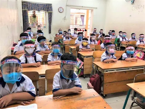 Học sinh đeo tấm chắn giọt bắn ngồi học: “Phản cảm và tội nghiệp”