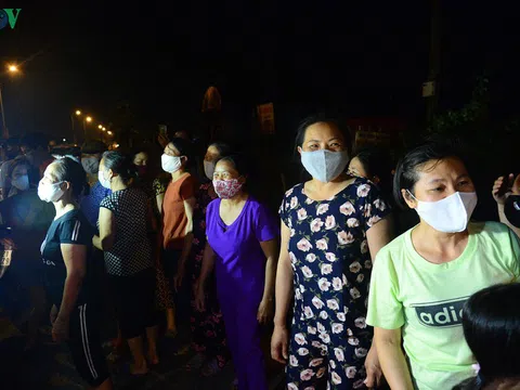 Người dân thôn Hạ Lôi vui mừng giây phút kết thúc cách ly 28 ngày