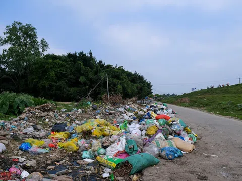 Ngổn ngang rác thải y tế nguy hại đổ bừa bãi tại Hạ Lôi