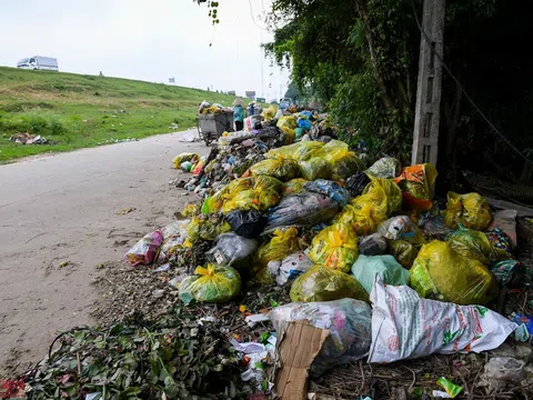 Hà Nội: Chính quyền "né" trách nhiệm trước bãi rác từ khu cách ly Hạ Lôi