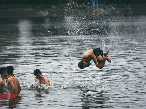 Hà Nội: Bất chấp nguy hiểm, người dân đổ ra hồ Tây, sông Hồng "giải nhiệt”