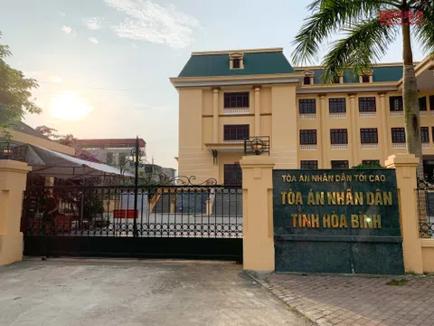 Những hình ảnh đầu tiên trong phiên xét xử gian lận thi cử tại Hòa Bình