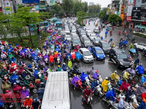 Đường phố Thủ đô ùn tắc nghiêm trọng sau cơn mưa lớn