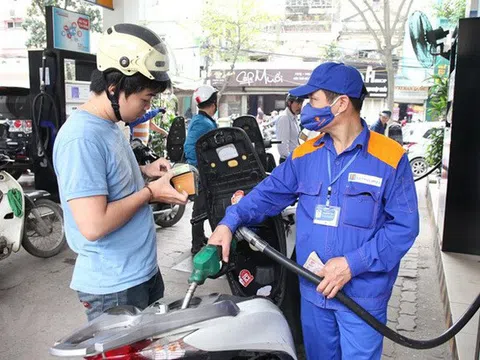 Giá xăng tăng trở lại sau 8 lần giảm liên tiếp?