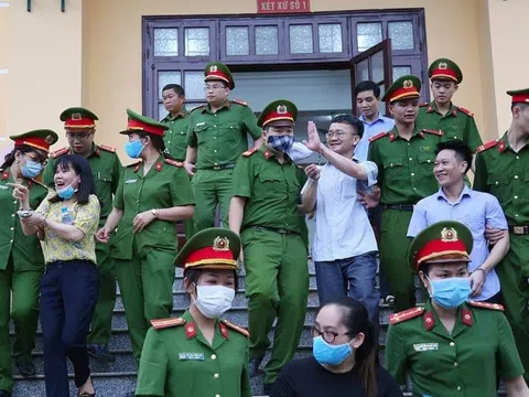 Gian lận thi cử ở Hòa Bình: Nụ cười ngạo nghễ của "liên minh ma quỷ'?