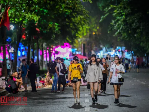 Phố đi bộ Hồ Gươm nhộn nhịp ngày đầu mở cửa trở lại