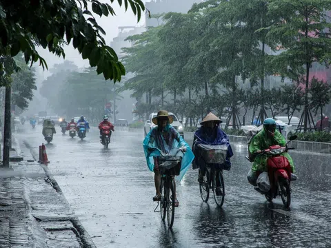 Nhiều khu vực trên cả nước chiều tối và đêm có mưa, dông