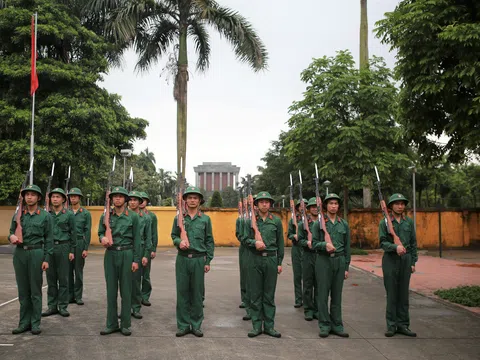 Chiến sĩ gác Lăng kể chuyện “canh cho Bác ngủ ngon giấc” và những bước chân “chuẩn từng centimet”