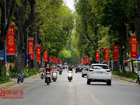 Đường phố Thủ đô trang hoàng cờ hoa kỷ niệm 130 năm ngày sinh nhật Bác