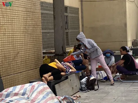 Nắng như đổ lửa, người nhà bệnh nhân vạ vật tìm cách tránh nắng