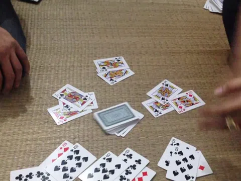 Cán bộ "sát phạt" nhau trên chiếu bạc, đáng báo động hiện tượng suy đồi đạo đức