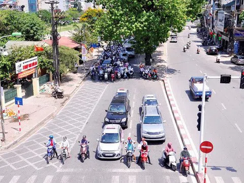 Nắng nóng gay gắt, chỉ số tia UV ở Hà Nội gây hại cao đến rất cao