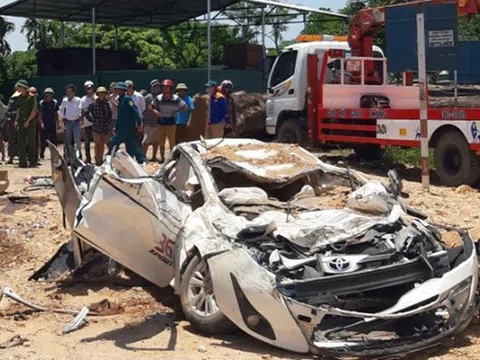 Xe tải chở đất lật trúng xe con, 3 người chết thương tâm