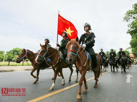 Lần đầu tiên cảnh sát cơ động Kỵ binh Việt Nam diễu hành tại Hà Nội