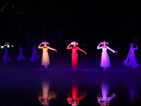 “Lễ hội Áo dài - Danh thắng Việt Nam” biểu diễn tại sân khấu thực cảnh Ký ức Hội An