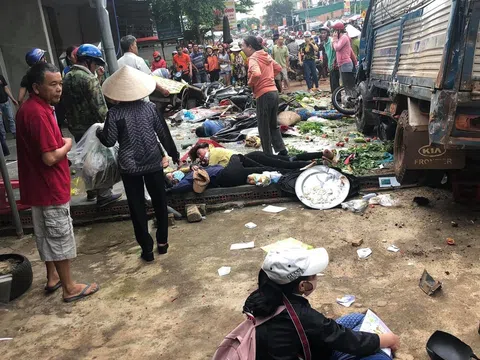 Xe tải lao vào chợ dân sinh, 10 người thương vong