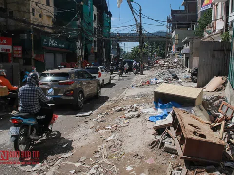 Hà Nội: Vỉa hè thành đại công trường, người dân đi lại khó khăn