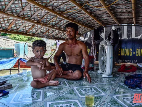 Xóm chài nghèo oằn mình vì nắng nóng