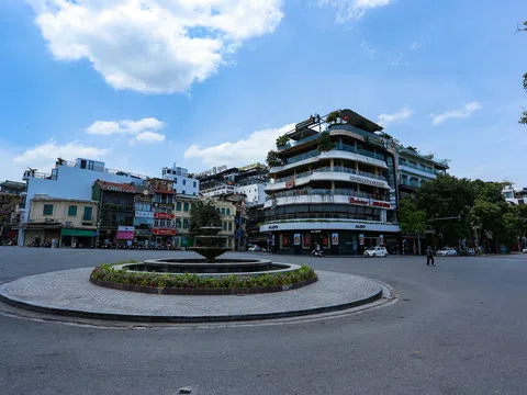 Hà Nội nắng gắt đỉnh điểm, đường phố "vắng như Tết"