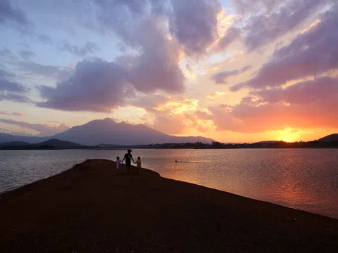 Ngắm hoàng hôn đỏ rực trên hồ Đồng Mô trong những ngày nắng nóng đỉnh điểm