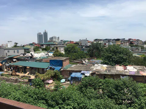 Cuộc sống quay quắt dưới mái tôn trong nắng nóng thiêu đốt ở Hà Nội