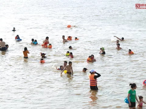 Cận cảnh người dân Thủ đô đổ xô ra sông Hồng giải nhiệt