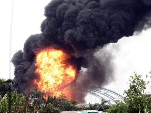 Hà Nội: Cháy lớn gần tổng kho xăng dầu, thùng hóa chất văng xa trăm mét