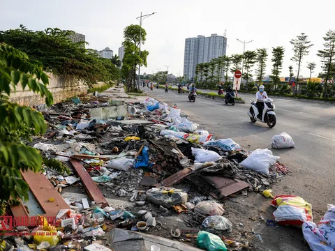 Hà Nội: Rác thải bủa vây con đường nghìn tỷ
