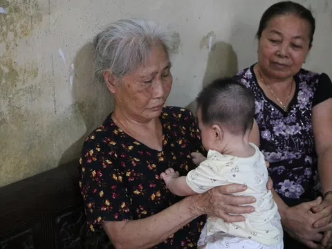 Lời tâm sự xót xa từ người bà và tiếng khóc xé lòng của đứa cháu mồ côi khi nhìn di ảnh mẹ