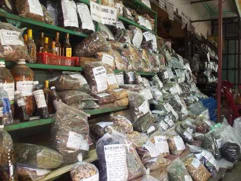 Mối nguy hại từ “rác thuốc” đông y trôi nổi trên thị trường và chiêu trò móc túi con bệnh