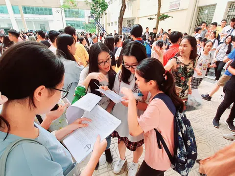 Mở màn “cuộc đua” chuyên Sư phạm, thí sinh “lạ lẫm” với bài toán thực tế