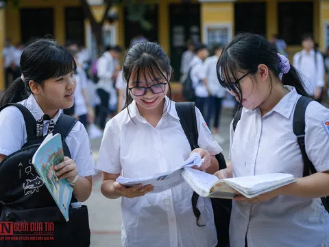 Học sinh Hà Nội bước vào môn thi đầu tiên kỳ tuyển sinh lớp 10