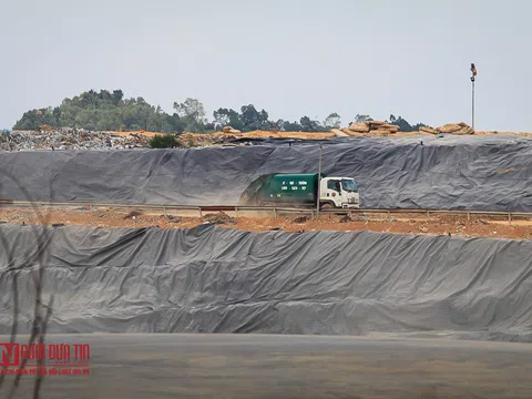 Người dân ngừng chặn xe rác tại Nam Sơn sau cam kết của chính quyền Hà Nội