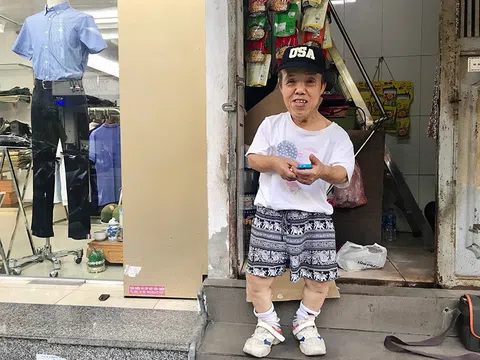 Số phận kì lạ của chú lùn muốn "đi muôn nơi" và khát khao được yêu ở tuổi 65