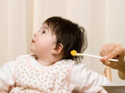 Bố mẹ cần tham khảo qua 10 giải pháp cho trẻ biếng ăn