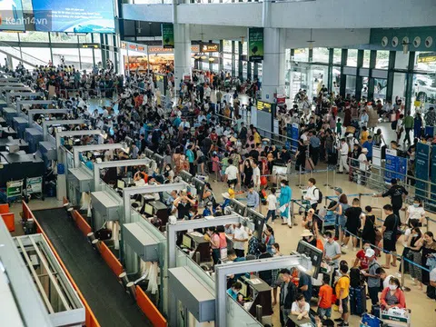 Nhu cầu di chuyển tăng cao, "biển người" xếp hàng chờ làm thủ tục tại sân bay Nội Bài