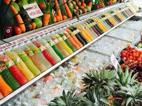 Cẩn trọng với nước ép hoa quả giá rẻ bày bán tràn lan
