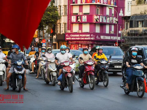 Hà Nội: Người dân đeo khẩu trang sau khuyến cáo