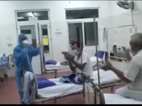 Bác sĩ Bệnh viện C Đà Nẵng hát động viên bệnh nhân trong khu cách ly