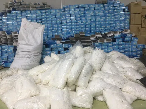 Phát hiện kho cất dấu hàng ngàn găng tay cao su đã qua sử dụng