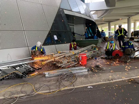 Hối hả xây dựng bệnh viện dã chiến lớn nhất Đà Nẵng