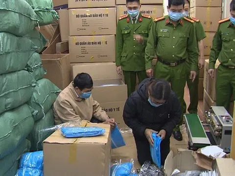 Khởi tố các đối tượng làm giả gần 15.000 bộ trang phục phòng Covid-19